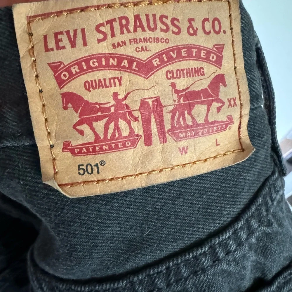 Levi 501 Black Jean Shorts - Picture 3 of 6